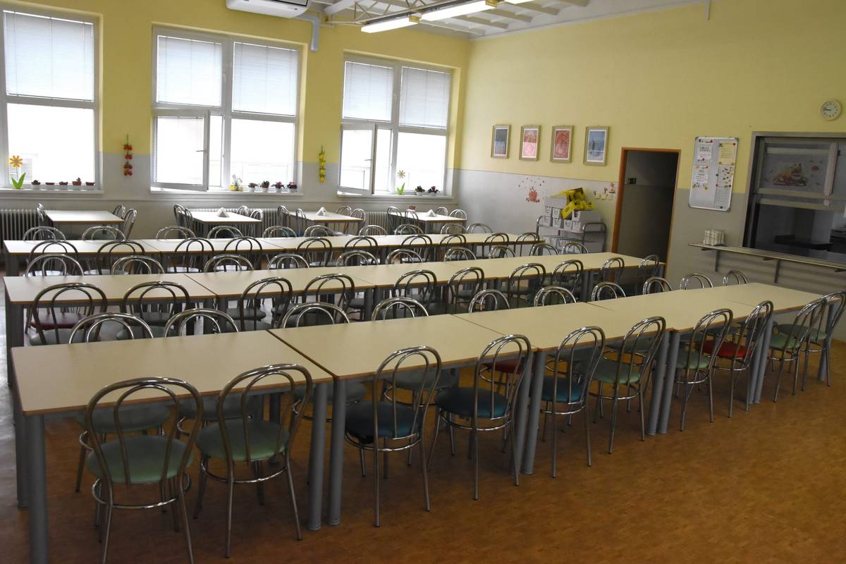 Dnes vydáva kuchyňa Základnej školy na Dlhých Honoch denne okolo 600 obedov. Súčasné priestorové a dispozičné podmienky tomuto počtu už nevyhovujú a spôsobujú čoraz väčšie problémy. Prišiel čas školskú jedáleň rozšíriť a navýšiť tak jej kapacitu. Okrem toho dôjde aj k modernizácií jej materiálno - technického vybavenia a k zlepšeniu hygienických a prevádzkových podmienok. Investícia do stavebných [...]Čítať viac...