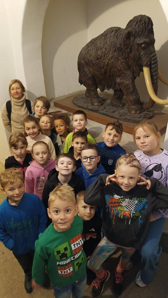 Ve čtvrtek 2. dubna 2026 jsme se s dětmi ze školní družiny vydali na velikonoční výlet do Přerova. Cestu jsme zahájili vlakem, na který navazovala jízda autobusem. Už samotné cestování bylo pro děti velkým zážitkem a všichni se těšili na bohatý program, který nás čekal.