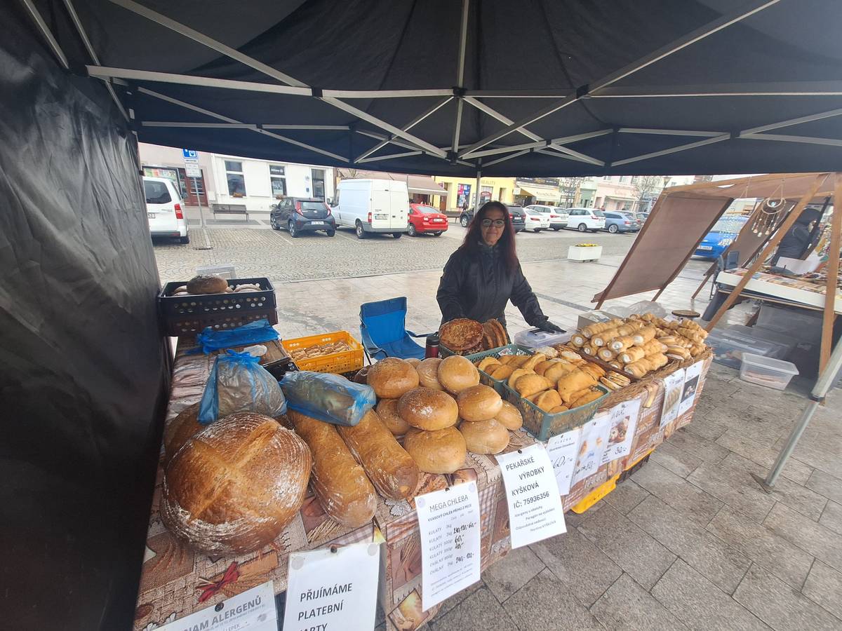 Dnešní nabídka na Mírovém náměstí je opravdu pestrá! Zastavte se, stánkaři jsou zde do 17 hodin, případně do vyprodání zásob. #hlucin #mestohlucin #sakhlucin #trhy