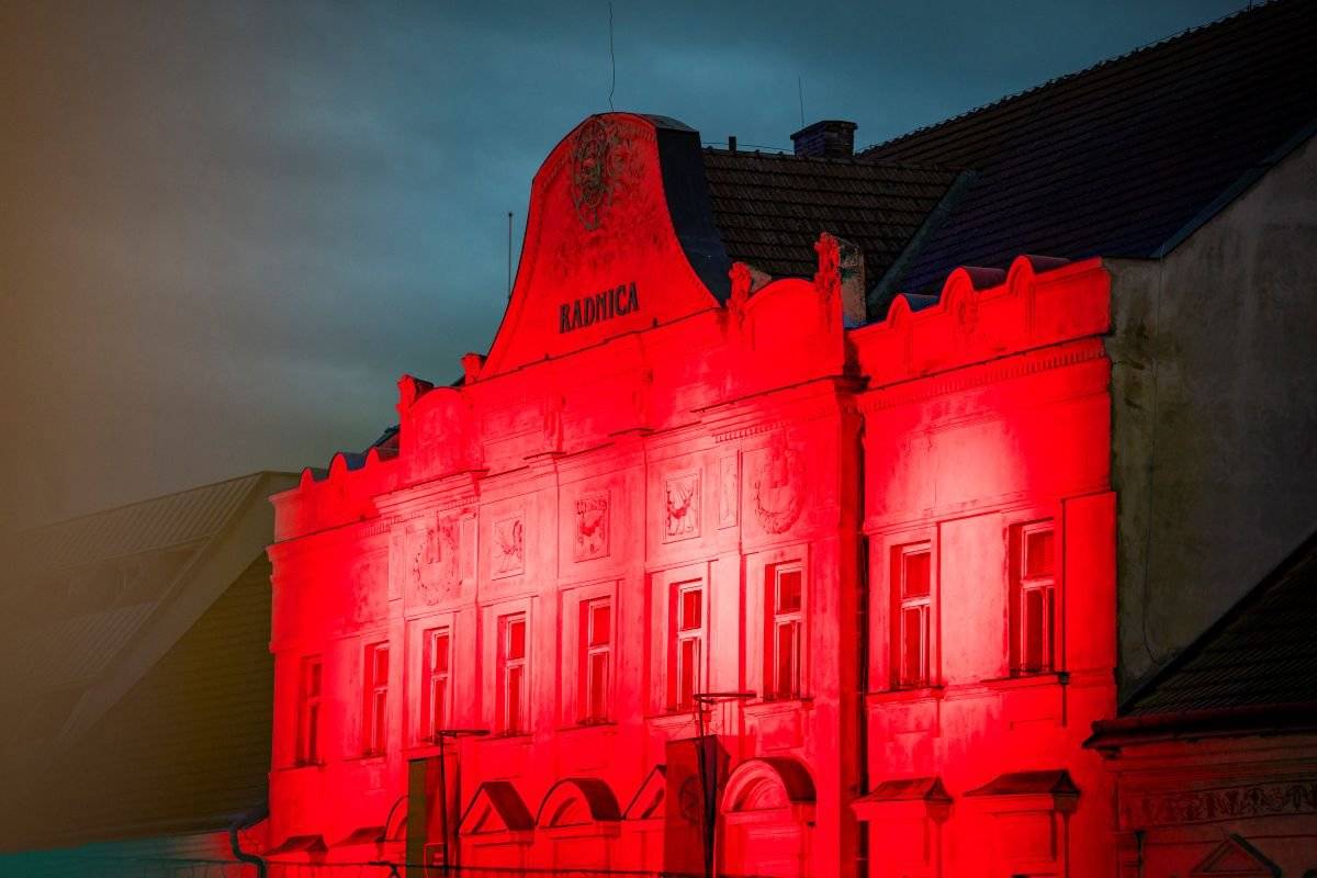 V piatok 17. apríla si pripomenieme Svetový deň hemofílie aj v Trnave – nasvietením radnice načerveno. Pripojíme sa tak k desiatkam miest na Slovensku a k viac ako 130 krajinám vo svete, ktoré sa zapájajú do iniciatívy Rozsvieťme červené svetlá.     Cieľom iniciatívy, ktorú na Slovensku dlhodobo zastrešuje Slovenské hemofilické združenie, je zvýšiť povedomie o vrodených krvácavých ochoreniach a vyjadriť podporu pacientom a ich rodinám.     Hemofília je síce nevyliečiteľné ochorenie, no vďaka včasnej diagnostike a modernej liečbe môžu dnes pacienti viesť plnohodnotný život.     Ak sa chcete zapojiť aj vy, môžete tak urobiť symbolicky – napríklad rozsvietením červeného svetla doma.     Aj malé gesto môže pomôcť upriamiť pozornosť na dôležitú tému.     Viac informácií nájdete v tomto článku.