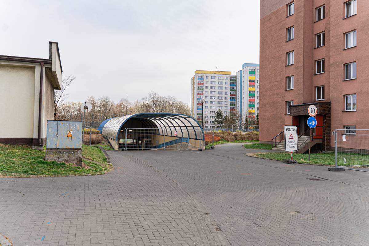 V současnosti probíhají nezbytná jednání a administrativní kroky vedoucí k uzavření dohody o ukončení, včetně vypořádání všech souvisejících podkladů. Následně bude nutné aktualizovat projektovou dokumentaci na již provedené práce a poté vyhlásit novou veřejnou zakázku na dokončení stavby. „Tato situace bohužel ovlivní další ha...