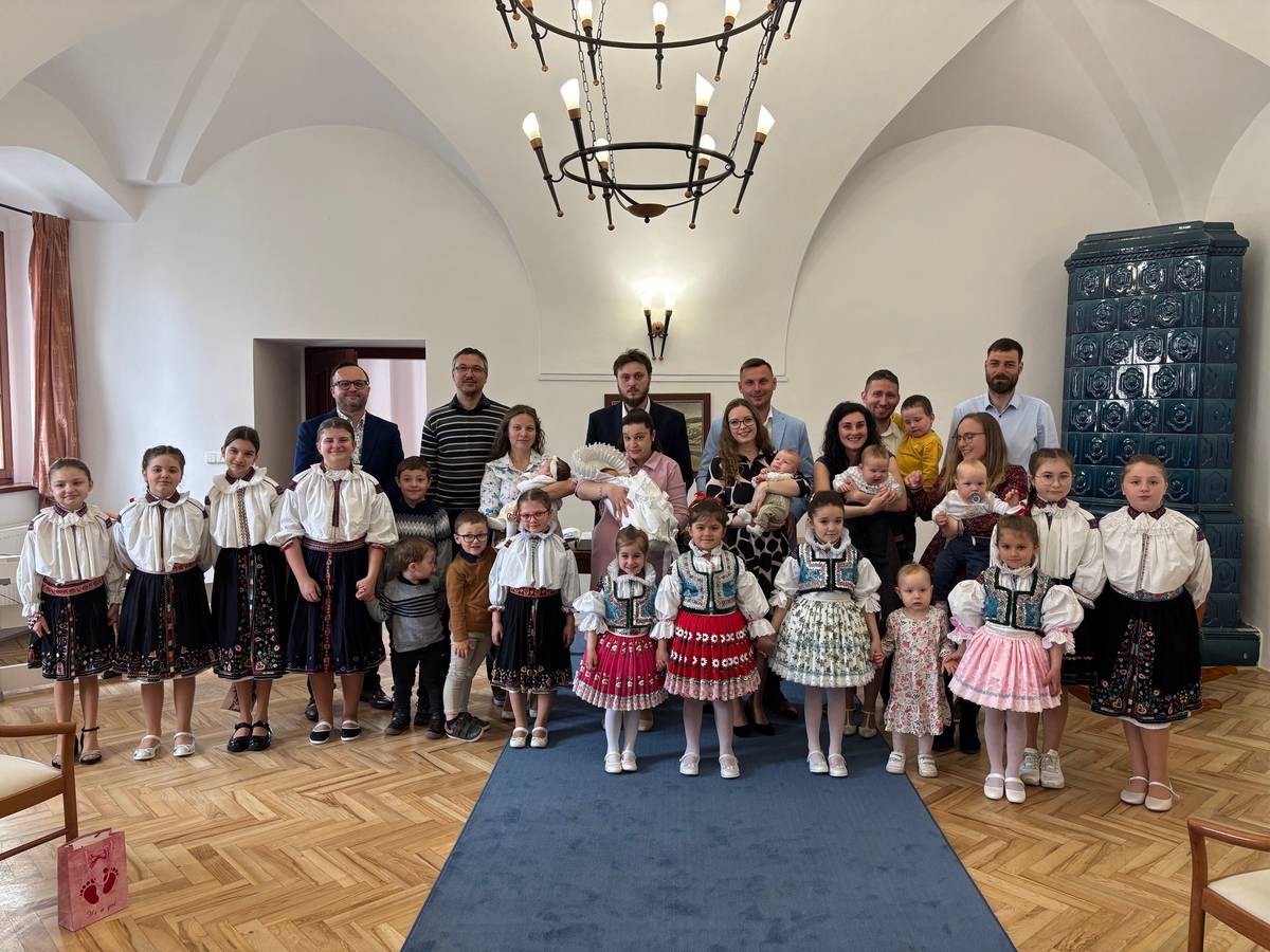 V neděli 19. dubna 2026 jsme v obřadní síni Zámečku přivítali do života 5 nových občánků Strání. Jak se děti jmenují? Vilém Havlík, Eliáš Sojka, Sebastian Haloda, Magdalena Popelková, Nela Prekopová. Přejeme jim i jejich rodičům hodně zdraví, lásky, Božího požehnání a spokojený život u nás v obci. Děkujeme Zpěvulkám pod vedením pí. uč. Přikrylové a krojovaným holkám za krásný doprovodný program obřadu.