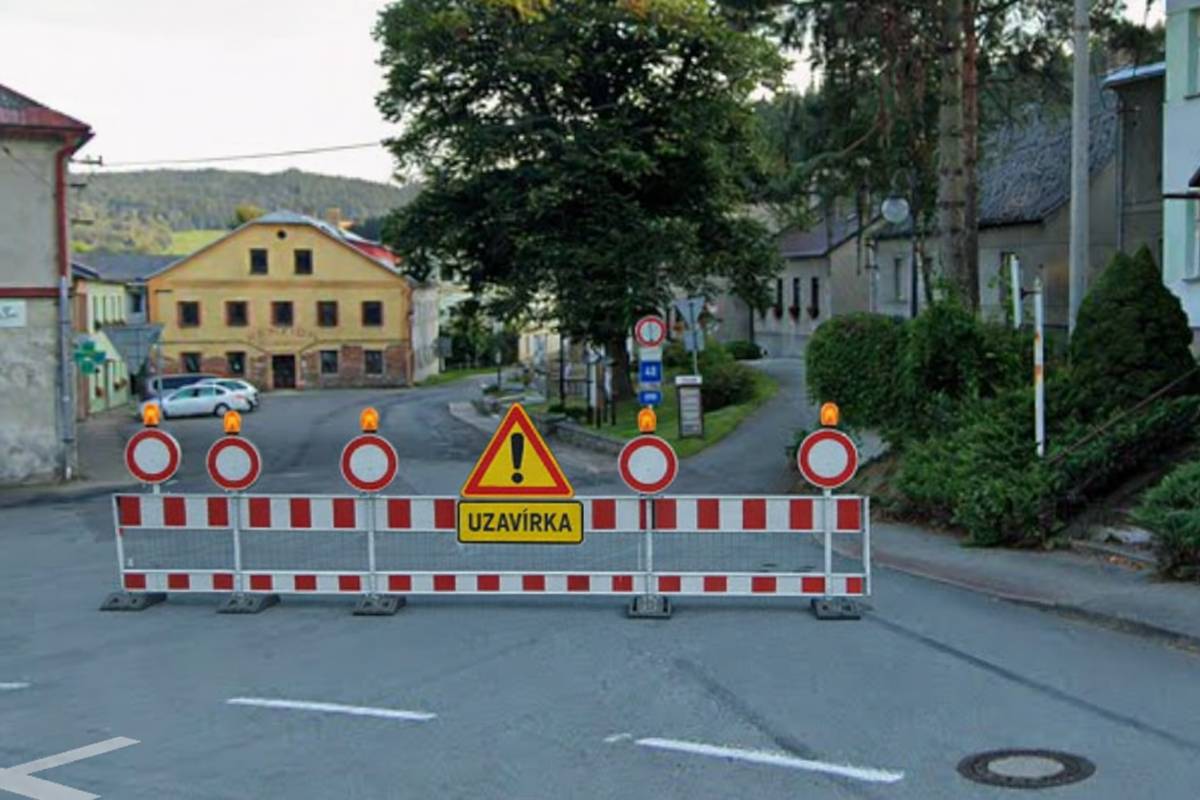 Přinášíme aktuální informace k uzavírce Mladkov: Z organizačních důvodů se posouvá uzavření 1. úseku (křižovatka-obchod) pro místní občany. Náměstí se předpokládá uzavřít ve středu nebo ve čtvrtek. Budeme Vás průběžně informovat.  Nyní se frézuje se od Celného, ale jeden pruh zůstává průjezdný. Zákazové značky na křižovatkách mohou místní ignorovat.
