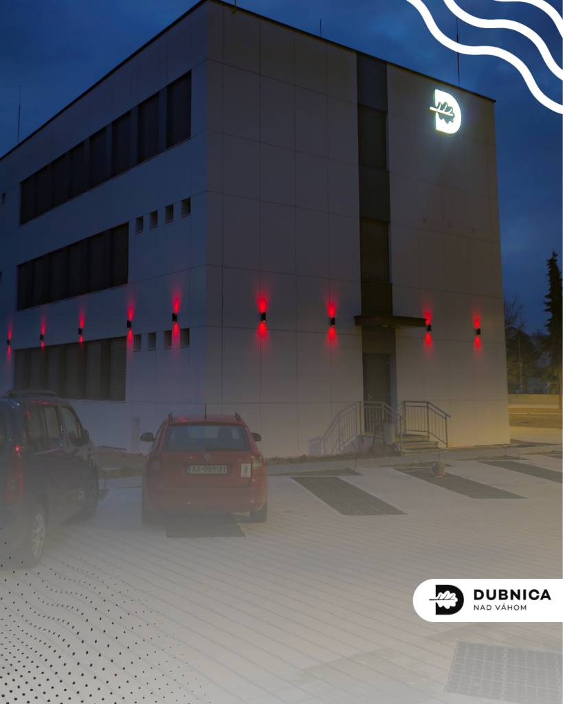 Mesto sa každoročne zapája do celosvetovej iniciatívy pri príležitosti Svetového dňa hemofílie, ktorý pripadá na 17. apríla. Na znak podpory ľuďom s týmto zriedkavým ochorením sa budova Mestského úradu v Dubnici nad Váhom rozsvietila v tento deň  na červeno.