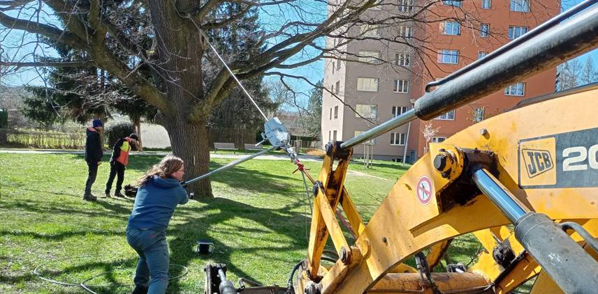 V úterý 7. dubna proběhly tahové zkoušky u vybraných stromů, které slouží k ověření jejich stability i v extrémních podmínkách. Tahové zkoušky pomáhají odborníkům posoudit odolnost stromů vůči zatížení, například při silném větru, a přispívají tak k zajištění bezpečnosti obyvatel i nemovitostí.