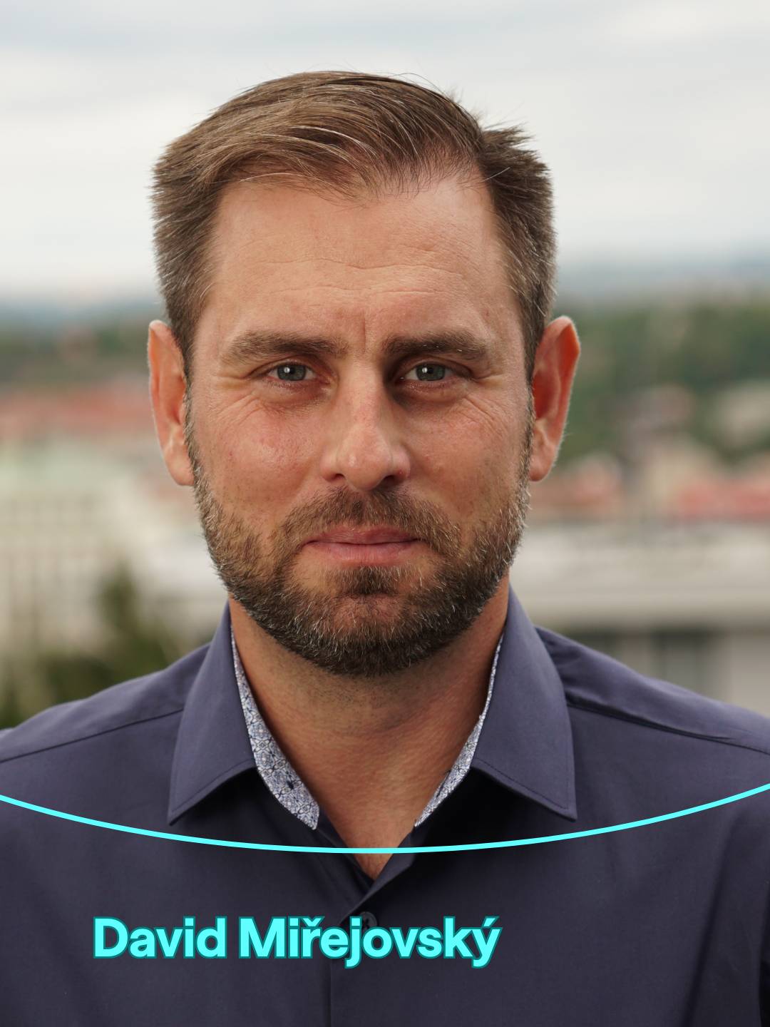 V pondělí 20. dubna od 19 hodin bude v KC Půda probíhat poslední filmová projekce v rámci letošních ozvěn festivalu Jeden svět na Suchdole - dokument ZEMĚ PRVNÍCH, který nás zavede do Spojených států amerických. Budeme sledovat úsilí Sarah McBride se dostat do Kongresu USA. Následná debata s Davidem Miřejovským naváže na besedu, kterou jsme měli před americkými prezidentskými volbami. DAVID MIŘEJOVSKÝ je český novinář a reportér České televize. Bývalý stálý zahraniční zpravodaj ČT na Slovensku, v Rusku a USA. Své zážitky z několikaletého pracovního pobytu v USA vydal v knižní podobě pod názvem Amerika na mušce (2023). V srpnu 2022 se vrátil zpět do ČR. Je součástí reportérského týmu ČT, který natáčí na Ukrajině a spoluautor knih Putinova válka (2023), Zápasící Ukrajina (2024) a Světlem proti temnotě (2025). Moderátor pořadů Zóna ČT24 a De facto.   Vstupenky si můžete koupit předem - když napíšete na e-mail: suchdol.sobe@atlas.cz, o kolik vstupenek máte zájem, obdržíte podklady pro platbu převodem na účet či QR kód. Vstupenky budete mít připraveny před projekcí u vstupu.  Zbývající vstupenky (120 Kč/60 Kč) bude možno zakoupit před projekcí (30 minut předem) s platbou v hotovosti či QR kódem.