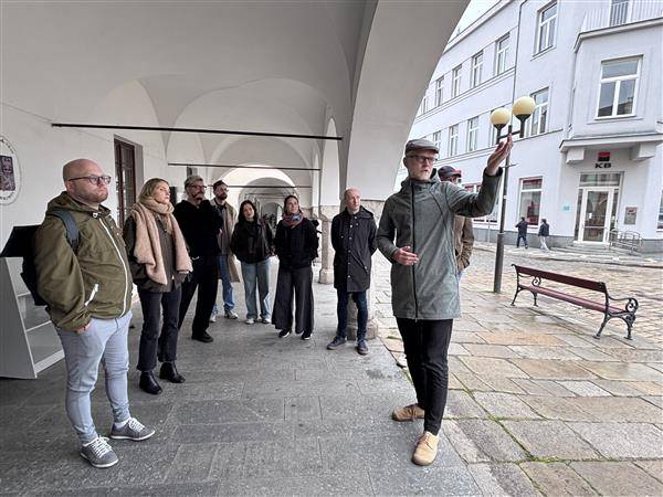 V úterý 14. dubna proběhlo v Pelhřimově doplňující jednání s pěti vybranými účastníky designérské soutěže na vytvoření nové vizuální identity města. Soutěž organizuje město Pelhřimov ve spolupráci s odbornou organizací CZECHDESIGN, která garantuje transparentní a profesionální průběh celého procesu. Do soutěže se přihlásilo celkem 34 profesionálních grafických studií, z nichž bylo na základě referencí, zkušeností a kvality předchozí práce vybráno pět studií. Ta nyní připraví své návrhy nové vizuální identity, které budou předloženy porotě, složené ze zástupců města a odborníků na grafický design. Dne 1. června porota vybere tři finální návrhy, které postoupí a obdrží zpětnou vazbu k dopracování v 2. kole a z nich následně porota vybere vítězném řešení.