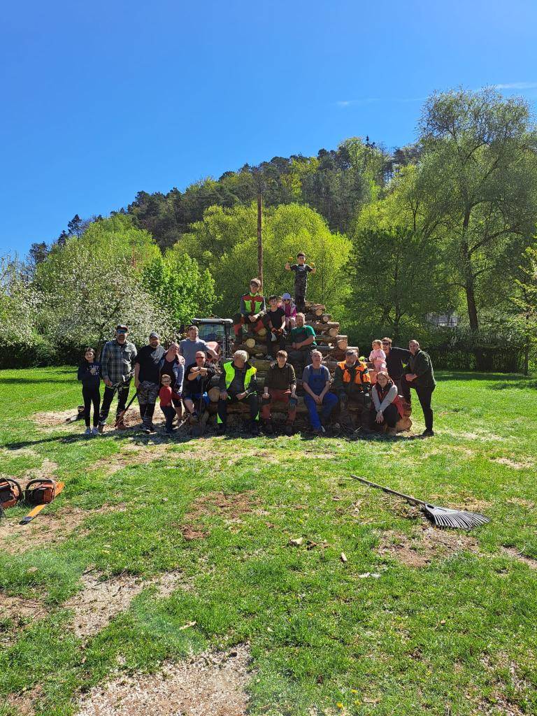 Sejdeme se v neděli 26. 4. 2026 v 9:00 na stavbu máje a hranice na upálení čarodějnice.  Budeme rádi za každou pomoc.