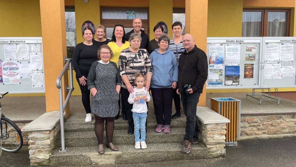 Desátý jubilení ročník Luštitelského klání, který pořádá Český červený kříž Mikulovice ve spolupráci s Městysem Mikulovice se odehrál v zasedací místnosti úřadu. Při mírně upršeném nedělním odpoledni se po roce sešli opět milovníci luštění, sudoku, hádanek a zábavných úkolů, které potrápili nejednoho účastníka, přesněji rovnou devět. Při výborné kávě, zákusku a chlebíčcích zapojili své šedé buňky mozkové, aby porovnali své luštitelské a logické myšlení s ostatními. Především šlo ale o velkou zábavu a příjemně strávené nedělní odpoledne. Vítězem se stal František Střecha ze Znojma, druhé místo obsadila Anna Kloudová a třetí Božena Zukalová. Gratulujeme všem, kteří přišli a nebáli se a těšíme se nejenom na ně v příštím roce v dubnu 2027. Fotky a výsledky jsou ke zhlédnutí ZDE.