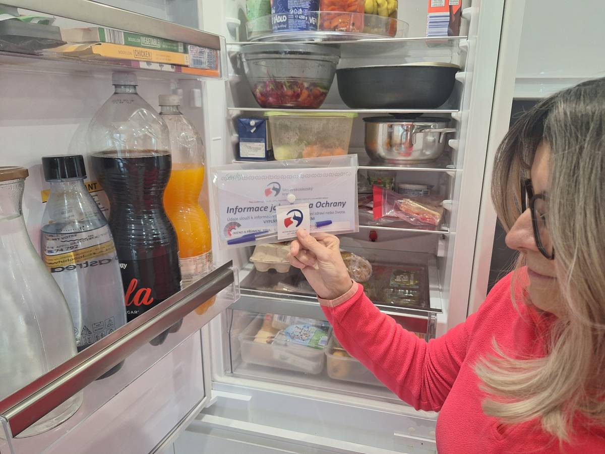 Představte si situaci: Udělá se vám nevolno, rodina není nablízku a vy nejste schopni mluvit. V tu chvíli se vaším největším spojencem stává obyčejná lednice. 🧊 Právě tam totiž záchranáři hledají IN.F.Obálku (Informace jako Forma Ochrany). Tato plastová karta s vašimi diagnózami a léky může zachránit život, ale jen tehdy, pokud jsou v ní údaje pravdivé a čerstvé. 📝 3 kroky pro vaši bezpečnost:   Zkontrolujte obsah: Přibyl nový lék? Změnil se kontakt na blízké? Přepište údaje čitelně, tiskacím písmem.   Umístění je klíčové: Obálka patří do vnitřní přihrádky dveří lednice. Nesmí být schovaná za jídlem!   Označte se: Na dveře bytu nebo na samotnou lednici nalepte dodanou magnetku/samolepku. Záchranáři pak vědí, kam sáhnout.   📍 Nemáte obálku nebo je poškozená? Vyzvedněte si novou sadu na radnici. Pro pomoc s vyplněním kontaktujte Terezu Šimánkovou (tel.: 595 020 317, e-mail: simankova@hlucin.cz). #Hlucin #Bezpecnost #Seniori #ZachrannaSluzba #InfObalka #Zdravi #Pomoc