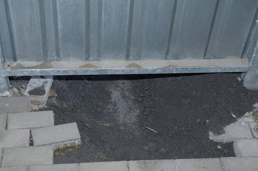 V pátek nad ránem vyrazili policisté obvodního oddělení Orlová prověřit oznámení o vloupání do kolárny umístěné ve veřejném prostoru. Na místě zjistili, že uvnitř objektu z lehké kovové konstrukce na zámkové dlažbě se nachází mladý muž. „Policistům sdělil, že se do kolárny prokopal, aby tam přespal. Za tím účelem rozebral zámko...