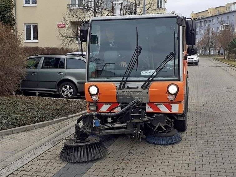 Blokové čištění ulic a chodníků pokračuje i v týdnu od 20. dubna. Podívejte se na přehled ulic, kde bude úklid probíhat.  Čistit se budou tyto ulice. Zákazy zastavení budou platit od 8.00 do 15.00 hodin:  20.4.2026: Šůrova, Ottova, K Belvederu, Ke Dračkám, Pod Spravedlností, 21.4.2026: U Loděnice, Na Plácku, Pod Chaloupkami, Pod Kamínkou, Pod Studánkou, Rašilovova, V Hluboké, NN 1235 (Strnady), 22.4.2026: Na Drahách, K Vejvoďáku, Kubínova, Šulcova, Staniční, Studniční, 23.4.2026: Pod Zatáčkou, Pod Vysílačkou, K Ubytovnám, Lesáků, Nad Dálnicí, Pod Beránkem, Baňská, 24.4.2026: Nad Starou pískovnou, Ke Kamínce, K Nové škole, Nad Kamínkou, NN 1872 (garáže Kamínka).  Z důvodu probíhajících prací na obnově elektrického vedení se plánované blokové čištění v ulici Boženy Hofmeisterové dne 20. 4. 2026 odkládá na náhradní termín. O novém termínu úklidu budeme informovat.    Žádáme všechny řidiče, aby respektovali dopravní značení a v uvedených termínech v ulicích neparkovali. Vyhnete se tak pokutě a hlavně umožníte bezproblémový průběh čištění. Děkujeme.