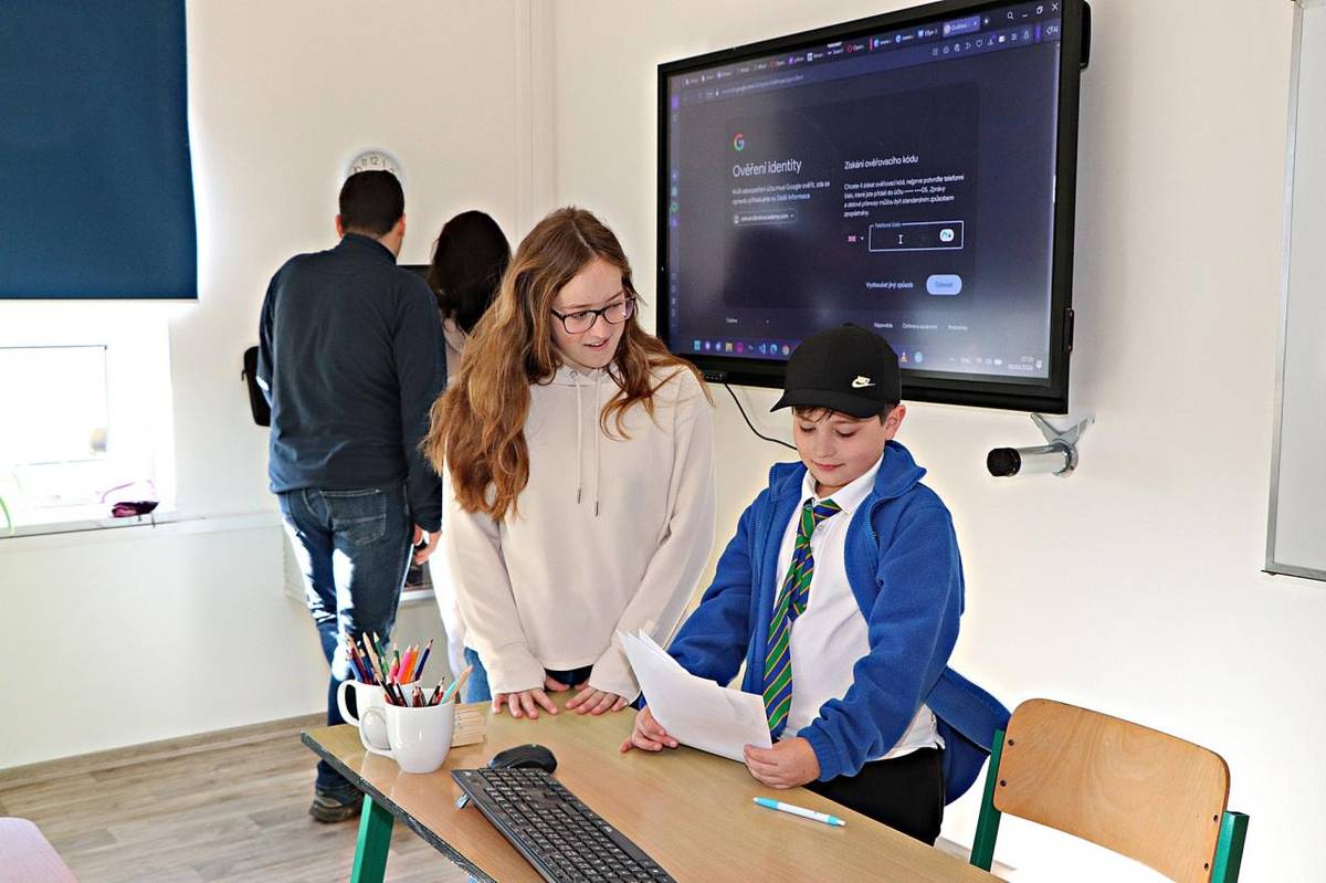 Rokycanský deník přiblížil: Zajímavou vyučovací hodinu mají za sebou kluci a děvčata ze 6. třídy devítiletky v Radnicích. Přivítali děti českých rodičů: dvanáctiletou Ellynn Kantorikovou a osmiletého Edwarda Bidenko Kantorika, kteří se narodili a vyrůstají v Anglii.