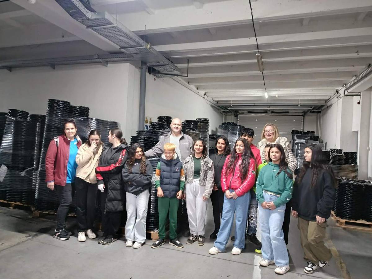 Hnúšťa, 17.4.2026 - Žiaci Špeciálnej základnej školy v Hnúšti mali skvelú príležitosť zúčastniť sa exkurzie vo firme Versaco , ktorá bola významnou súčasťou predprofesijnej prípravy žiakov a zároveň priniesla žiakom množstvo nových poznatkov i nadšenia z reálneho pracovného prostredia.