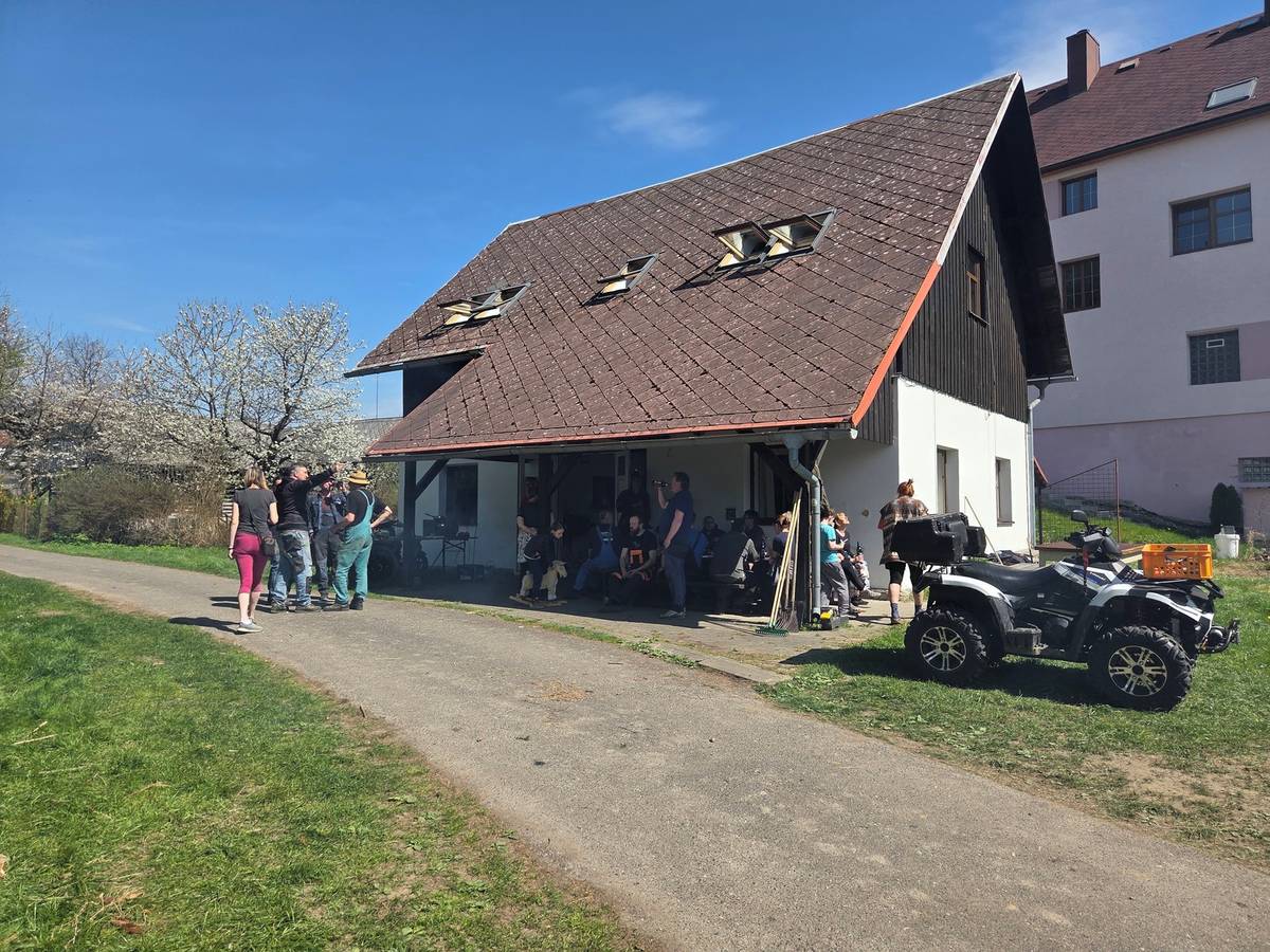 Děkujeme  Všem za sobotní brigádu. Myslím, že se vydařila. Obec zase prokoukla. Stihl jsem nafotit pár momentek až po práci, tak jestli má někdo něco lepšího pošlete.