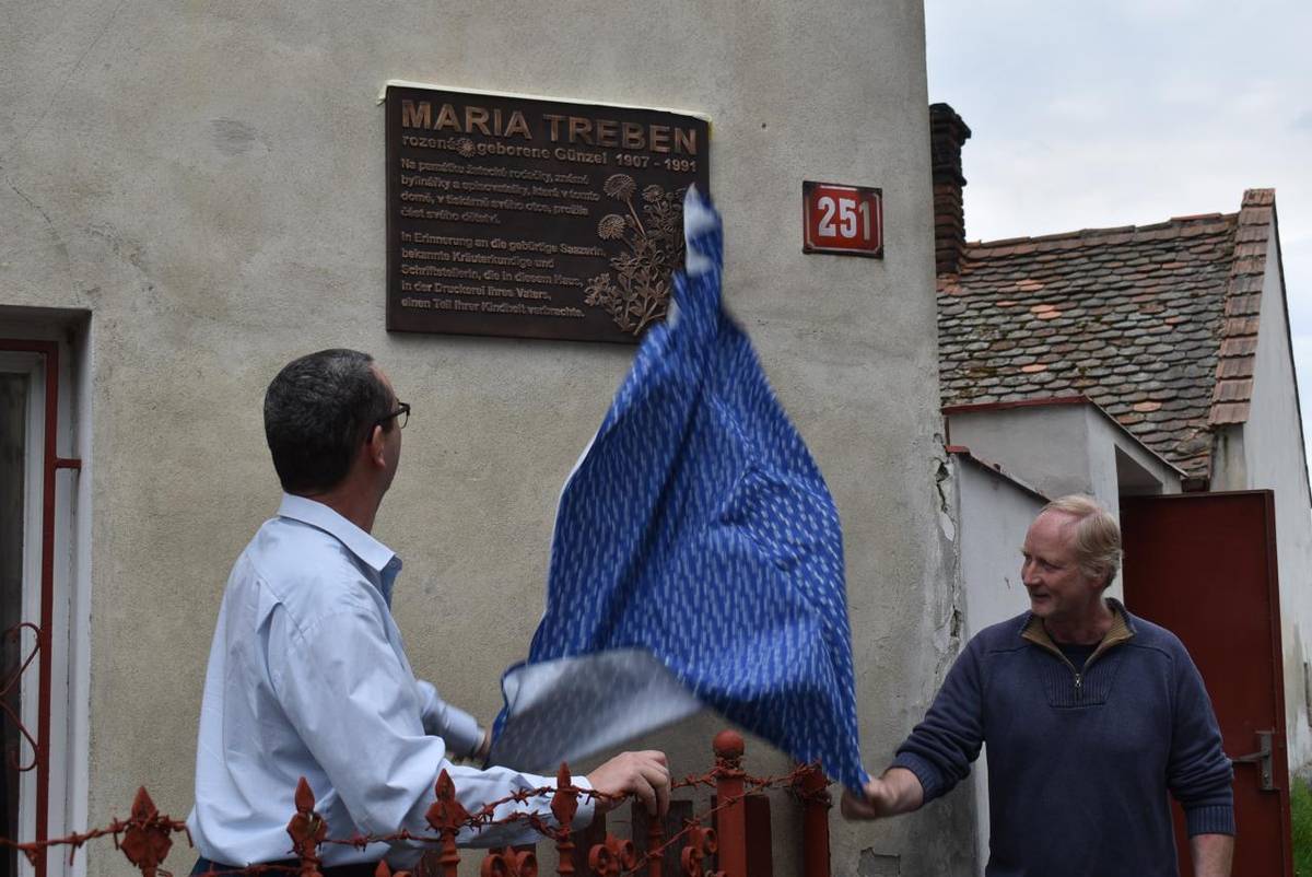 Pamětní deska na domě číslo 251 v ulici U Odborů, na dohled od autobusového nádraží, od včerejška připomíná žateckou rodačku Marii Treben, která se stala jednou z nejslavnějších evropských bylinkářek.