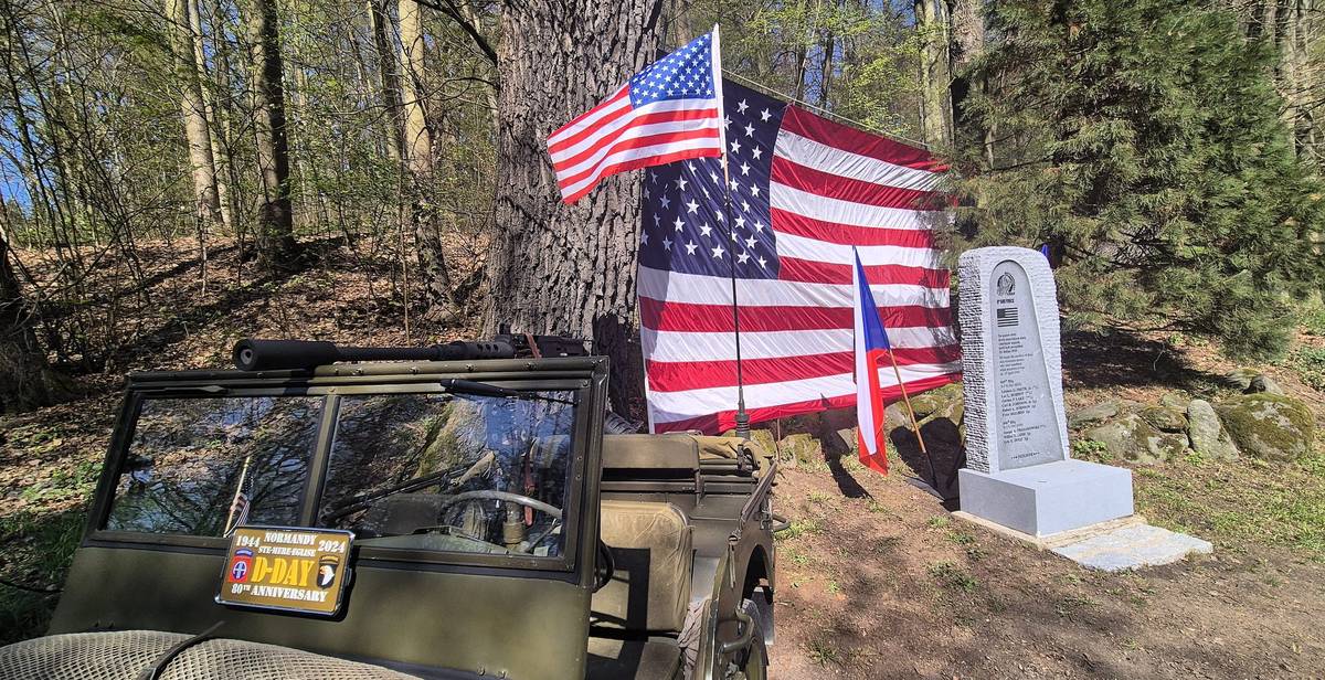 Dnes, v pátek 17. dubna, se u památníku v Konopišti uskutečnil pietní akt k uctění památky padlých amerických letců z konce druhé světové války. V důstojné atmosféře zde zástupci města Benešov, státní správy, armády i veteránských organizací společně s hosty z USA položili věnce a připomněli odkaz amerických letců.