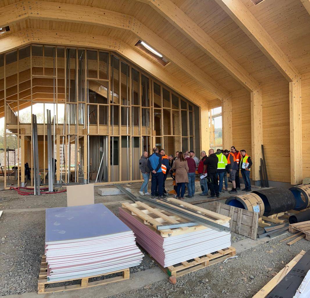 Dnešní kontrolní den na výstavbě nové hasičské zbrojnice ve Vejprnicích byl sice koordinačně náročný, ale zároveň velmi přínosný.