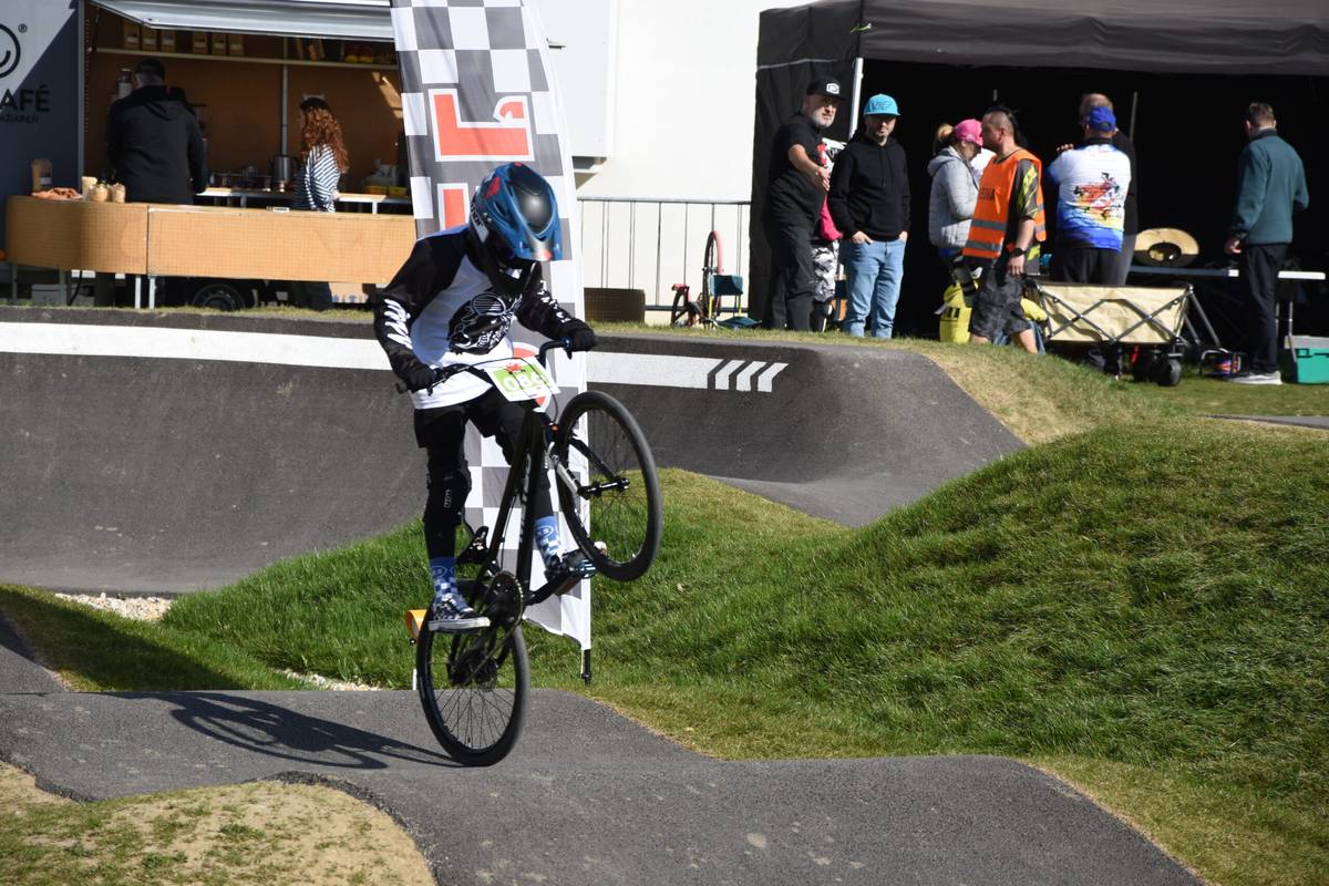 V mestskej časti Zlatovce, v novej rezidenčnej štvrti Vinohrady, sme vybudovali ďalší pumptrack v meste. Dnes ho otvorila súťaž mladších aj starších detí. Za spoluprácu ďakujeme Rezidencii Vinohrady a ORIGOS. Mestská investičná akcia za takmer 86 tisíc eur využila územie 1 013 m2, pričom celková spevnená plocha bicyklovej dráhy vrátane štartovacej platformy a prístupovej plochy je 291,5 m2. Pumptracková dráha [...]Čítať viac...