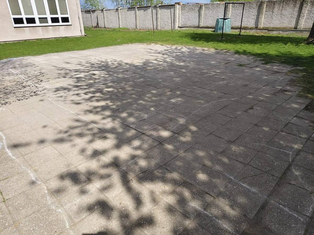 Městys daruje dlažbu 30×30 cm, celkem 10×8m. Odvoz vlastní z mateřské školy.