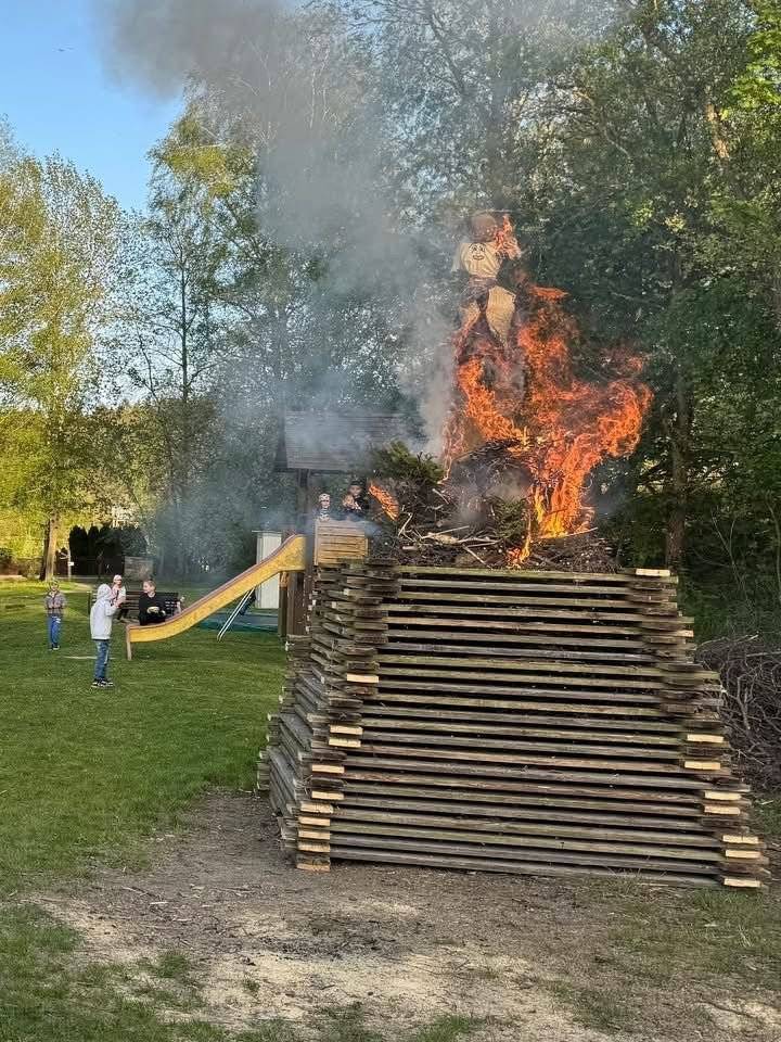 Vážení občané, SK Vítanov zve srdečně všechny rodiče a nebojácné děti na čarodějnickou stezku, opékání buřtů a pálení čarodějnic s hudbou. Čarodějnická stezka je vhodná i pro kočárky a začíná na fotbalovém hřišti ve Vítanově 30. dubna v 16 hodin. Hranici zapálí +/- v 18:30 Na Vaše ratolesti čeká v cíli něco sladkého na zub a samozřejmostí bude odměna v podobě buřtíku. Občerstvení je zajištěno: grilovaná kýta, točené pivo, limo ....