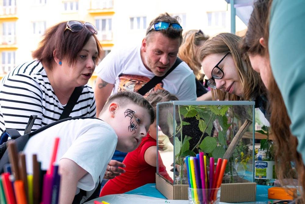 👉 téma letošního ročníku Dne Země: Tajemný život lesů 🌳🦉  📅 středa 22. dubna | 9.00–16.30 📍prostranství u kruhového objezdu na Hlavní třídě Těšit se můžete na 🎨 workshopy, 🧩 soutěže a hry pro děti i dospělé, 🦅 prezentace sokolníků, 🦌 myslivecké a zoologické ukázky, 👀 testování smyslů i 🌼 prodej jarních rostlin. Za příznivého počasí si budete moci prohlédnout také Slunce.🌞 ℹ️ zde