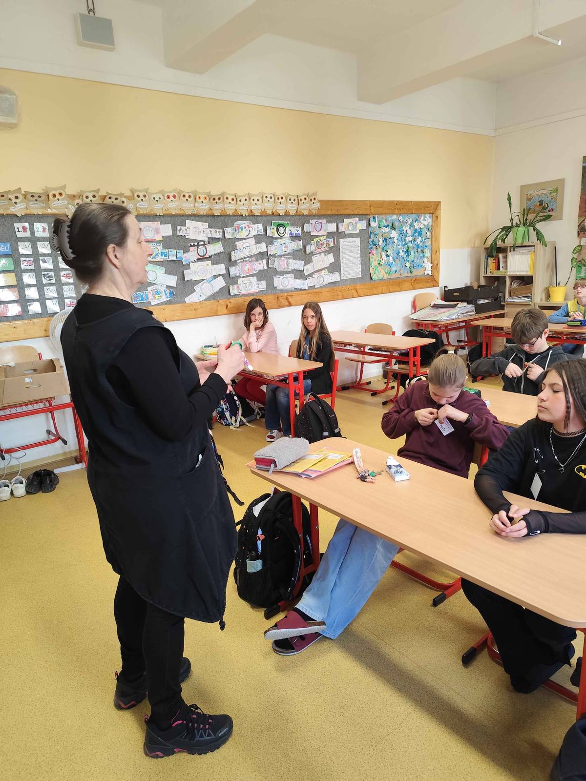 Naši žáci 5. ročníku navštívili Základní školu generála Františka Fajtla D.F.C., kde měli možnost na vlastní kůži zažít, jak to chodí na větší škole. Nešlo jen o obyčejnou prohlídku. Děti si prošly odborné učebny, které pro ně byly něčím novým a zajímavým, ale hlavně se zapojily přímo do dopolední výuky. Strávily čas se svými vrstevníky, společně pracovaly a na chvíli se staly součástí většího třídního kolektivu. Pro mnohé z nich to byl první krok k tomu, aby si dokázali lépe představit svou budoucí školní cestu. Děkujeme hostitelské škole za milé přijetí a paní učitelce za inspirativně strávené dopoledne. ZŠ a MŠ Kojetice, Moravcova 26