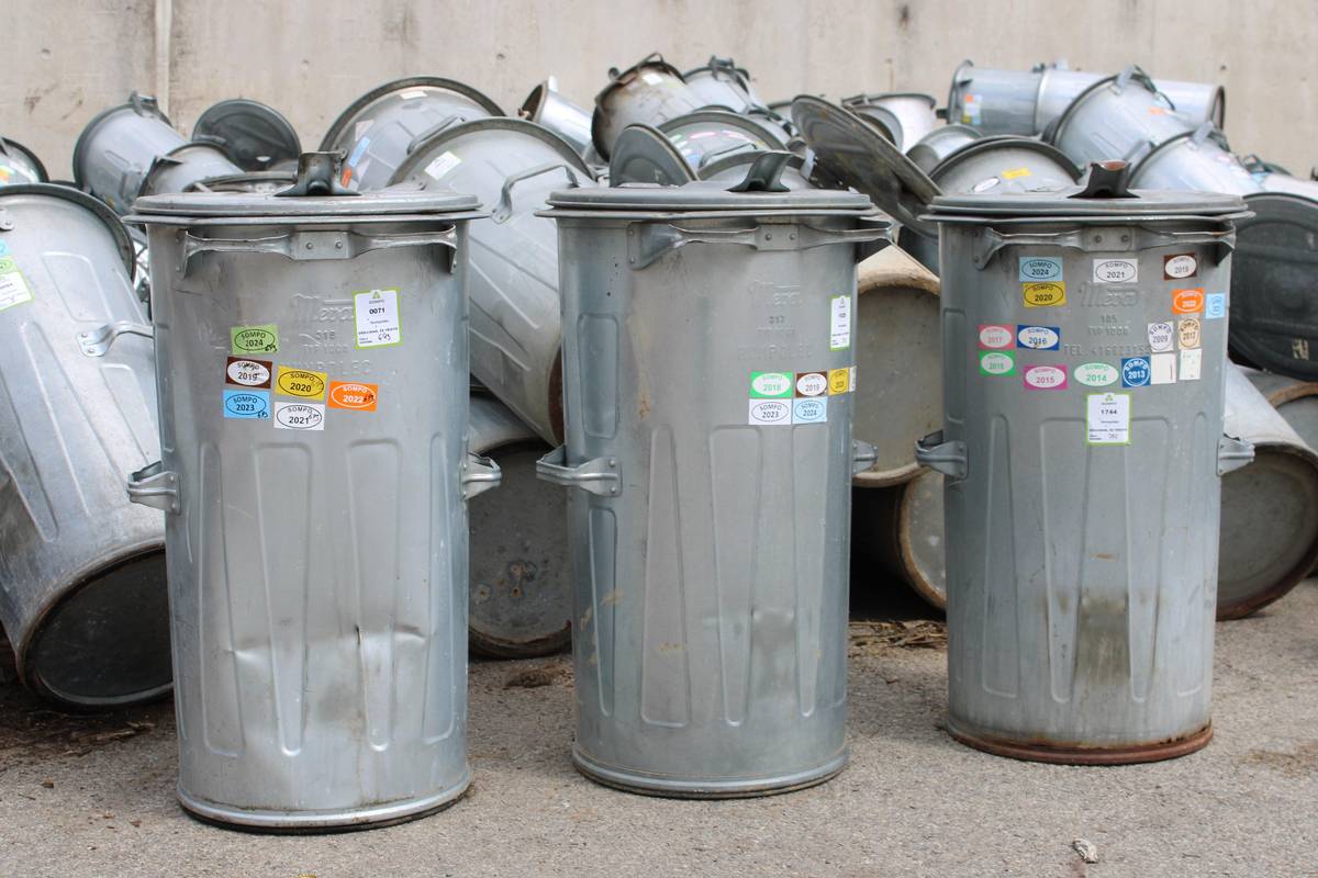 Dovolujeme si upozornit na blížící se splatnost poplatků za psy a komunání odpad, která je do 30. dubna. Poplatek za svoz komunálního odpadu pro rok 2026 činí 960 Kč. Nadále zůstává zachována sleva na poplatníka v programu „Door to Door: TŘÍDÍŠ? ŠETŘÍŠ“ ve výši 60 Kč ročně.  Sazba místního poplatku za jednoho psa začíná v Humpolci od 350 Kč a v místních částech od 150 Kč. Sazby poplatků naleznete v Obecně závazné vyhlášce o místním poplatku ze psů na  https://bit.ly/HumpolecVyhlaskaMistniPoplatekZaPsy  JAK POPLATKY UHRADIT?  1. Přes portál občana https://portal.mesto-humpolec.cz/zpo/platby  2. Bezhotovostním převodem na účet 19-1421261/0100 s variabilním symbolem, který vám byl přidělen pro platby komunálního odpadu městem Humpolec. Předpis platby včetně variabilního symbolu zjistíte na Portále občana po zadání rodného číslo a e-mailové adresy.  3. Bezhotovostně přes platební terminál v prvním patře Městského úřadu Humpolec.  4. V hotovosti na pokladně Městského úřadu Humpolec.