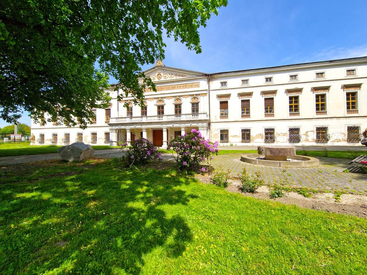 Panské sídlo s bohatou historií Jindřichovský zámek vznikl jako rozsáhlé panské sídlo s kaplí, reprezentačními místnostmi, byty pro služebnictvo a hospodářským zázemím. Budova  byla zcela obnovena po požáru v roce 1844. Součástí stavebních úprav bylo vybudování  půdního polopatra.