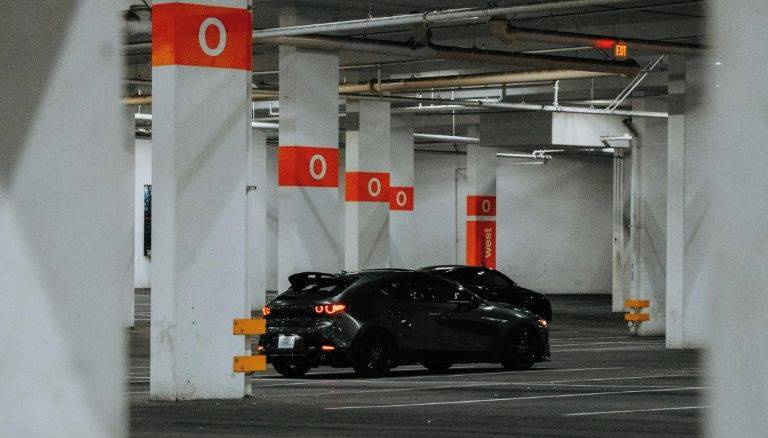 Zlín - Statutární město Zlín nabízí pronájem volných garáží a garážových stání. K dispozici jsou prostory v objektech na adresách Slunečná 4581, Jílová 4533, Středová – Okružní 4697, dále v lokalitách Na Honech II, Podlesí II, III a IV. V nabídce je i řadová garáž na ulici Padělky IX.