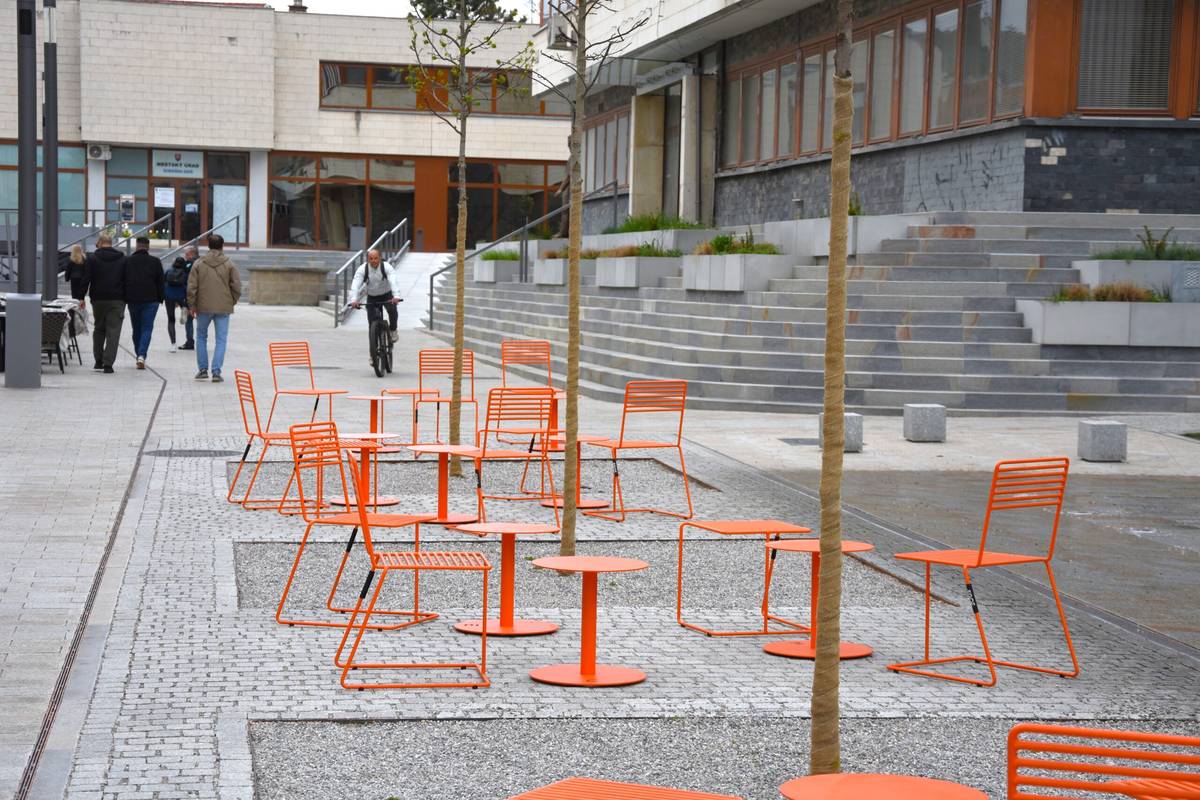 Sýta, no veľmi príjemná oranžová farba zrevitalizovanému priestoru dodala šmrnc a mnoho nového miesta na sedenie.   Sety stolíkov a stoličiek s operadlom i bez nájdete pri novej fontáne i v parčíku pri Posádkovom klube. Môžu slúžiť na oddych, na popíjanie kávy, na čítanie kníh a podobne. Oranžové stoličky dopĺňajú i dlhý stôl, kde môžete hrať [...]Čítať viac...