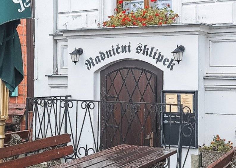 Pokud máte jasný podnikatelský zájem a chuť provozovat restauraci, kam se lidé budou rádi vracet za dobrý jídlem i za zážitkem, jste pro provoz Radničního sklípku ideálním kandidátem. Svou nabídku můžete podat do 11. května 2026, dokdy je termín doručení nabídek stanoven. Kompletní podmínky záměru vč. výměry a ceny, podrobné informace o prostorách a požadované náležitosti přihlášky jsou již nyní zveřejněny na úřední desce města Hlučína, a to také online na webu www.hlucin.cz/cs/urad-a-samosprava/uredni-deska.html Radniční sklípek není ledajakým nebytovým prostorem, nýbrž prestižní adresou na Mírovém náměstí. Podzemí historické budovy radnice totiž nabízí unikátní intimní atmosféru uvnitř klenutých prostor. Pro budoucího nájemce je toto místo skvělou příležitostí pro vytvoření podniku, jenž se stane přirozeným centrem setkávání místních i turistů. #hlucin #mestohlucin #radnicnisklipek #gastronomie