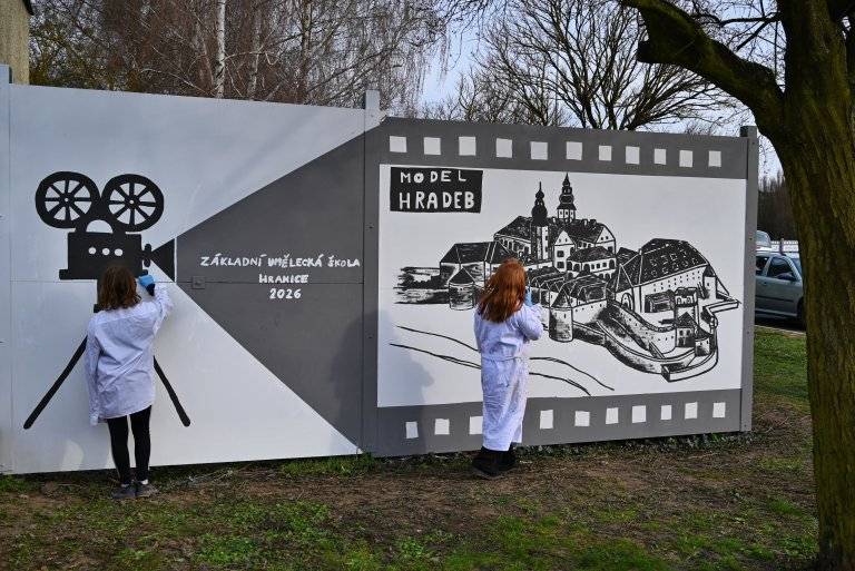 Poté, co loni namalovaly děti z výtvarného oboru ZUŠ Hranice pod vedením učitelek Evy Vojtěškové a Pavlíny Zábranské na část zdi na zdi u parkoviště v Komenského ulici největší hranické dominanty, letos došlo na zbylou část zdi. Děti opět nastoupily s barvami a štětci a domalovaly dosud bílou zeď. Slavností předání hotového výtvarného díla se uskuteční  přímo na místě v pondělí 27. dubna  v 15.30.