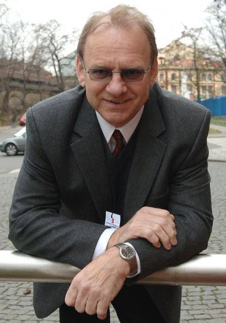 Oldřich Machač byl jedním ze základních pilířů zlaté generace sedmdesátých let a mistr bodyčeků. Narodil se 18. dubna 1946 v Prostějově. Bydlel a vyrůstal v domě v Kostelecké ulici č. 3 (na místě byla postavena budova České pojišťovny). K hokeji jej přivedl o rok starší bratr Miroslav, kterého zpočátku doprovázel na zimní stadion na hokejové tréninky. Později si hokej sám vyzkoušel. Zpočátku hrál v mládežnickém družstvu pod vedením trenérů Toula a Vilímce. Potom hrál dvě sezóny (1963–1965) druhou ligu v dresu Železáren.                               Číst dál...