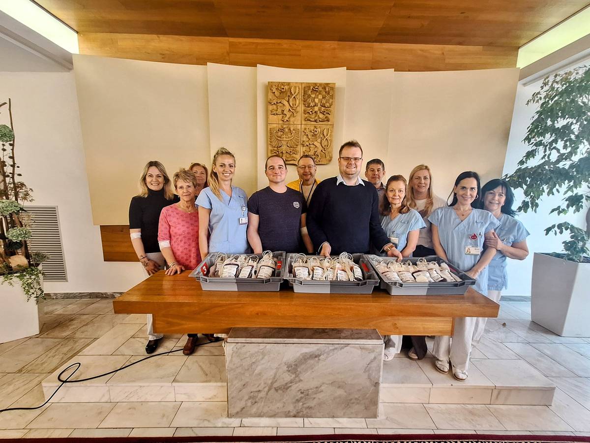Obřadní síň hlučínské radnice se v úterý 14. dubna proměnila v improvizované odběrové centrum. V rámci organizovaného mobilního odběru se zde sešli zaměstnanci městského úřadu, městských příspěvkových organizací a obchodních společností, aby podpořili dobrou věc. Výtěžek z této dobrovolné akce pomohl doplnit zásoby Krevního centra Fakultní nemocnice Ostrava. Solidarita a ochota pomoci byla hlavní motivací desítek zaměstnanců města, strážníků i pracovníků organizací, kteří se rozhodli vyhrnout rukávy. „Je skvělé vidět, že naši zaměstnanci a kolegové vnímají darování krve jako přirozenou součást pomoci druhým. Atmosféra v obřadní síni byla v den odběru velmi pozitivní. Věřím, že podobné akce motivují k dárcovství i ty, kteří se k tomu dříve neodhodlali,“ uvedl tajemník Městského úřadu Hlučín Petr Čegan. Proces odběru probíhal pod odborným dohledem týmu zdravotníků z krevního centra. Každý dárce nejprve absolvoval povinné vyplnění dotazníku a základní vyšetření zdravotního stavu a odběr testovacího vzorku. Samotný odběr krve pak zabral jen několik minut. Krev je v medicíně stále nenahraditelnou tekutinou. Spotřeba v nemocnicích roste zejména u komplikovaných operací, při léčbě onkologických onemocnění nebo u vážných úrazů. Právě obětaví dárci tvoří nenahraditelný pilíř v dodávkách této vzácné suroviny. #hlucin #mestohlucin #odbery #krev
