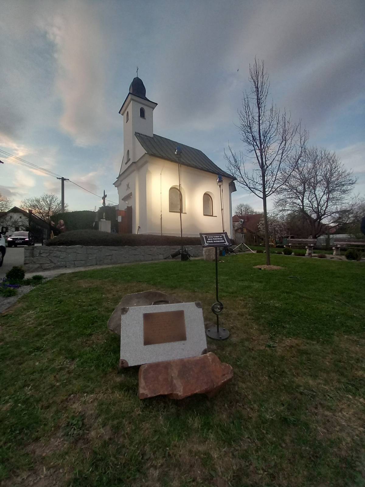 Krásný sobotní den jsme u nás ve Vídni prožili ve znamení celodenního natáčení České televize. Štáb zde pořizoval záběry pro cestopisný dokument „Po stopách Járy Cimrmana II.“, konkrétně pro díl s názvem „Cesta do Vídně“. Průvodci tohoto dílu jsou herci Ondřej Vetchý a Miroslav Táborský, kteří po celý den ochotně komunikovali s přihlížejícími diváky. Nechyběly úsměvy, přátelská atmosféra ani společné fotografie, o které byl mezi návštěvníky velký zájem. Natáčení probíhalo především u pamětní desky umístěné na kamenném kufru. Ten připomíná známou cimrmanovskou historku o kufru, který Jára Cimrman zaslal své sestře Luise a který se tehdy omylem dostal právě do naší obce.