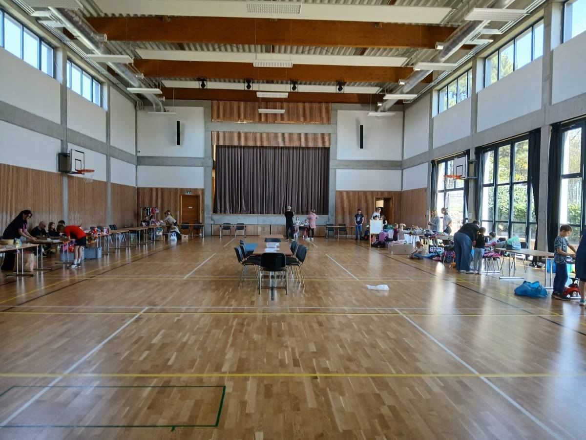 Děkujeme všem, kteří se zapojili do našeho Dětského bazárku – malým i velkým prodejcům, rodičům, návštěvníkům i pomocníkům. Děti si celý bazárek opravdu užily 🤍 s nadšením prodávaly, počítaly, komunikovaly se zákazníky a s velkou hrdostí nabízely své poklady i vlastní výrobky. Bylo radostí sledovat, jak krásně obchodují a jak si celou akci užívají. Děkujeme také všem, kdo přišli děti podpořit, nakoupit a povzbudit, a všem, kteří pomohli s přípravou i úklidem. Atmosféra byla pohodová, přátelská a plná dětského nadšení – přesně takový jsme si bazárek přáli 😊 Ještě jednou velké díky všem a těšíme se na příště! 👋