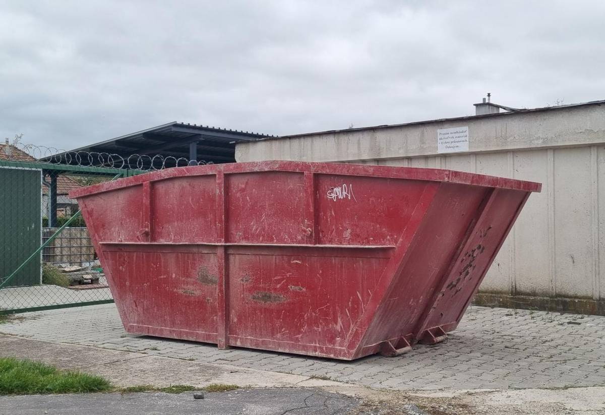 Obec Pravenec oznamuje občanom, že od 17. apríla 2026 budú v oboch častiach obce pristavené veľkoobjemové kontajnery určené výhradne na drobný stavebný odpad.