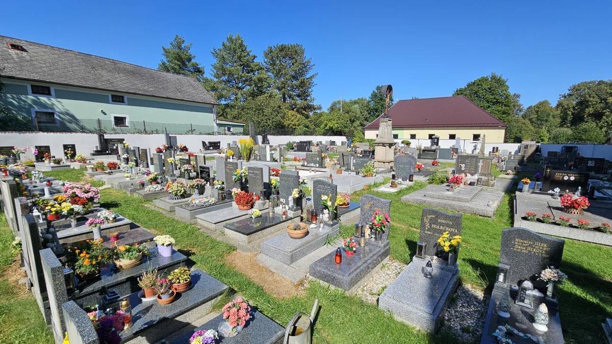 Chci velice poděkovat panu Janu Němcovi z Ústí nad Orlicí, který naší obci i letos nezištně věnoval další finanční dar ve výši 20.000 Kč na údržbu a opravu obecního hřbitova v Lukové.