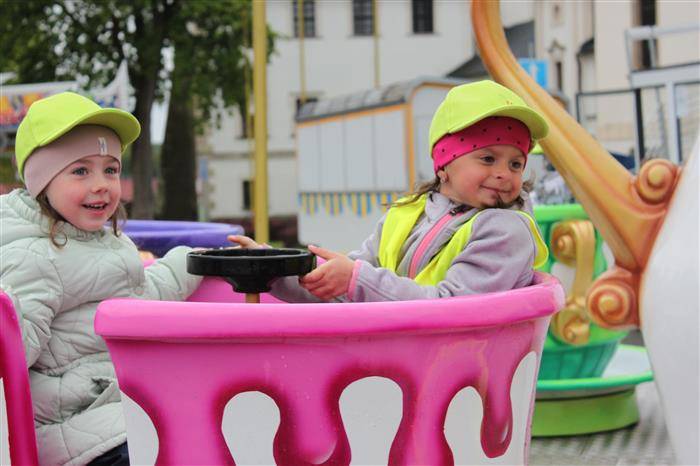 Stalo se již tradicí, že ve čtvrtek dopoledne před poutí provozovatelé pustí atrakce pro děti na náměstí zdarma. Protože všechny nenavštěvují předškolní zařízení, radnice zve ke svezení i ostatní děti ve věku 3 – 6 let, které mají trvalý pobyt v Letohradě. V doprovodu svých blízkých se mohou ve čtvrtek 14. května 2026 točit na kolotočích, povozit na autíčkách nebo zhoupnout na houpačkách.   Podmínkou je nahlášení se nejpozději do pondělí 12. května na městském úřadě paní Jindře Nožkové (jindra.nozkova@letohrad.eu, tel. 465 676 421).  Atrakce na náměstí pak navštíví v organizované skupině s průvodcem z města. Doprovod rodičů či prarodičů po celou dobu trvání akce (cca do 11 hodin) je nezbytný. Sraz je v 8.45 hodin u vchodu do radnice. Akce se koná pouze za příznivého počasí.