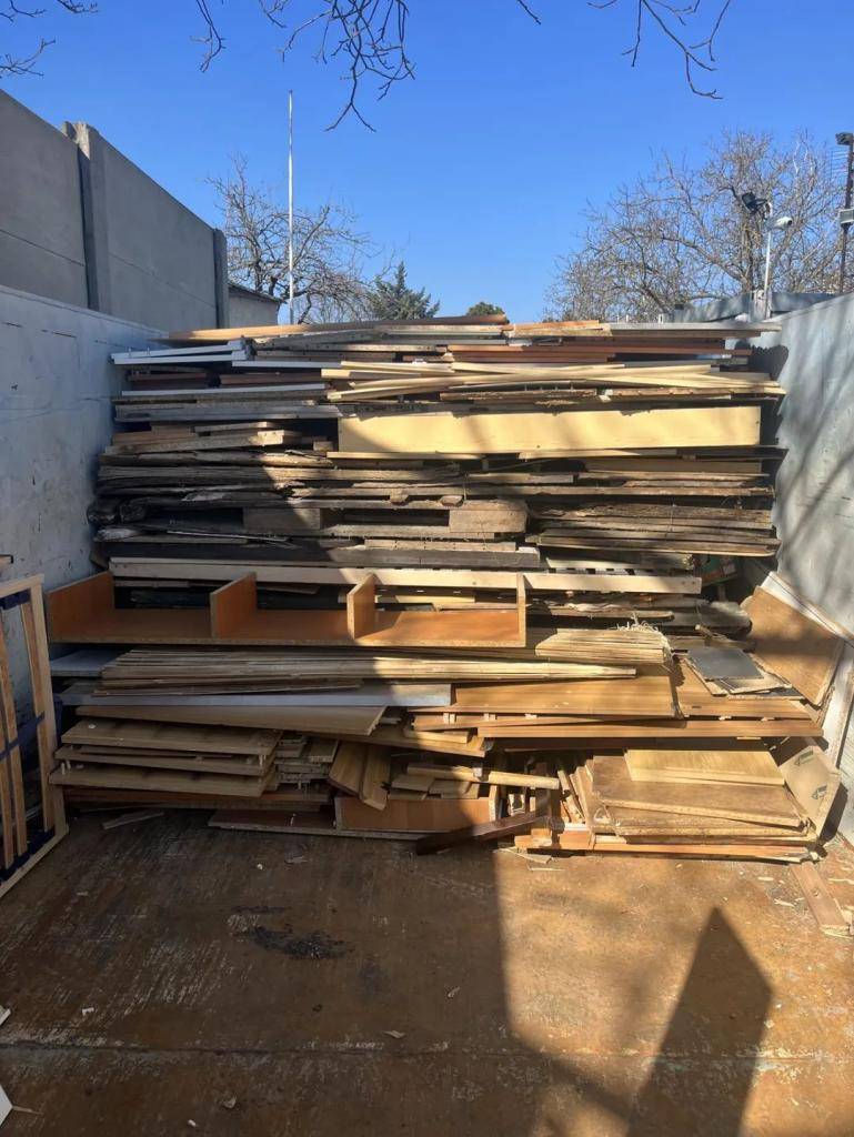 Dřevěný odpad můžete do oplocenky vozit každou sudou sobotu mezi 10-11 (stejně jako biodpad) nebo po tel. domluvě (stejně jako elektroodpad). Začínáme dnes.  Odpadní dřevo by mělo obsahovat co nejméně kovových částí, musí být bez skla, plastů a dalších materiálů.