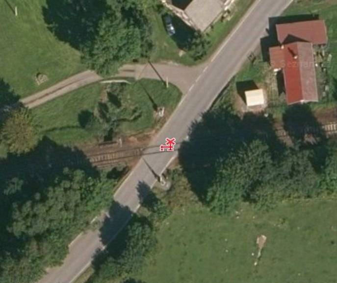 Z důvodu uzavírky železničních přejezdů v Bohdašíně (https://mapy.com/s/kakefapahu) a Žďáře nad Metují (https://mapy.com/s/morujaroro) pojedou linkové autobusy po objízdných trasách. Termín: 04.05.–07.05.2026 Uzavírka Bohdašín Linka 371 Broumov – Teplice n. Met. – Adršpach pojede po objízdné trase přes Pěkov. Z důvodu délky objízdné trasy jsou časy spojů změněny až o 10 minut. Linka 408 Trutnov – Adršpach několik spojů, které nemají vyrovnávací čas v Adršpachu pojedou kvůli uzavírce přejezdu v Bohdašíně opožděny až do Trutnova. Samotný Bohdašín bude obsloužen náhradními spoji na lince 371 jedoucími mezi Teplicemi nad Metují a Bohdašínem. Tyto spoje mají v drtivé většině návaznost na Broumov v Teplicích na zastávce Dolní Teplice, žel.st. na odkloněný autobus. Uzavírka Žďár nad Metují  Linka 360 Police nad Metují – Teplice nad Metují – Adršpach pouze vynechá zastávku Žďár nad Metují, žel.zast. a pojede po hlavní silnici do České Metuje. Tou dobou bude rovněž výluka na železnici, návaznost na vlak tak nebude zajištěna. Vybrané spoje z Teplic nad Metují (po 13., 16. a 19. hodině) pojedou o několik minut později kvůli oběhové provázanosti s linkou 371. Věnujte prosím pozornost změnám. Jízdní řády viz přílohy. Krajský úřad Královéhradeckého kraje Odbor dopravy │ oddělení dopravní obslužnosti