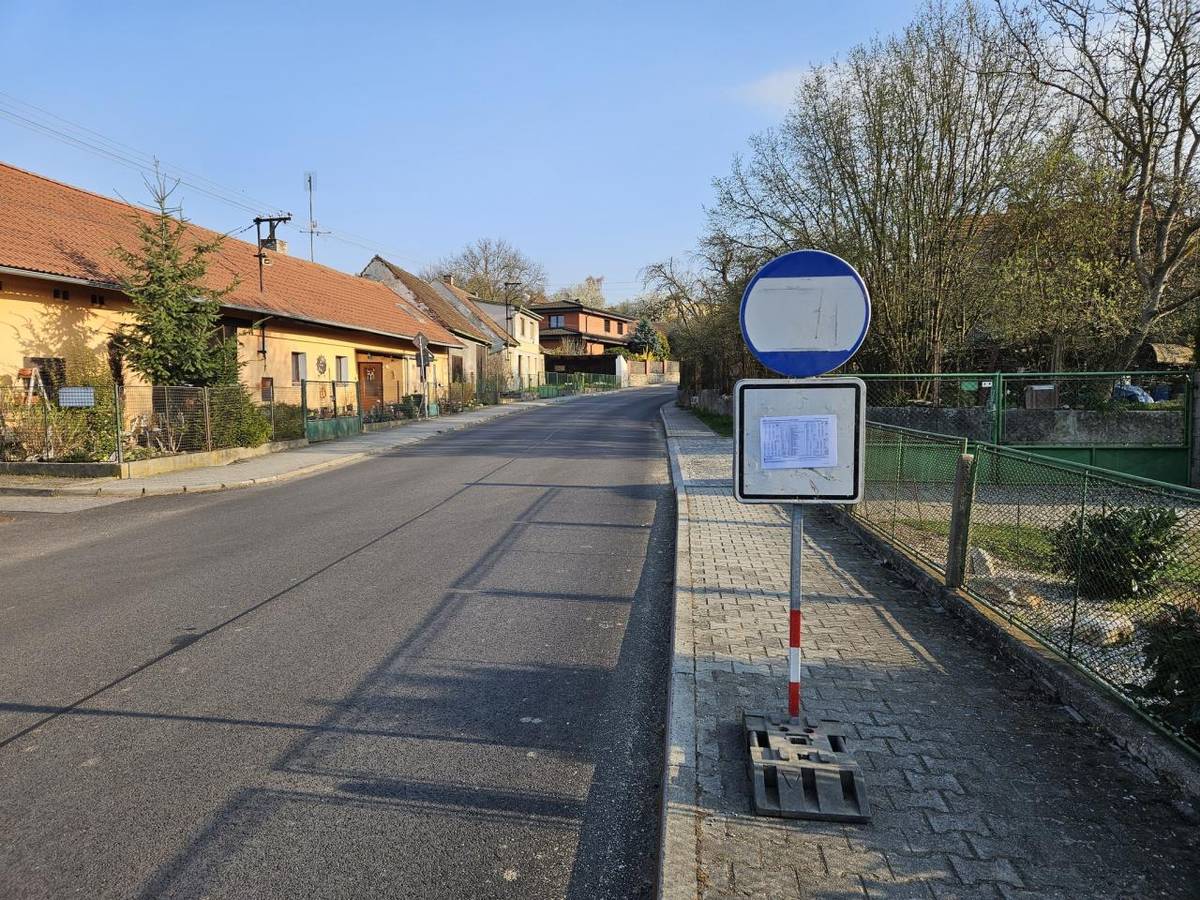 Vážení občané, v souvislosti s probíhající rekonstrukcí komunikace v Radomyšli jsou přesunuty autobusové zastávky. Ve směru na Strakonice v ulici Podolská pod mateřskou školou a ve směru Blatnou v ulici Souhrady. Případné další informace sledujte na stránkach městyse Radomyšl www.radomysl.net