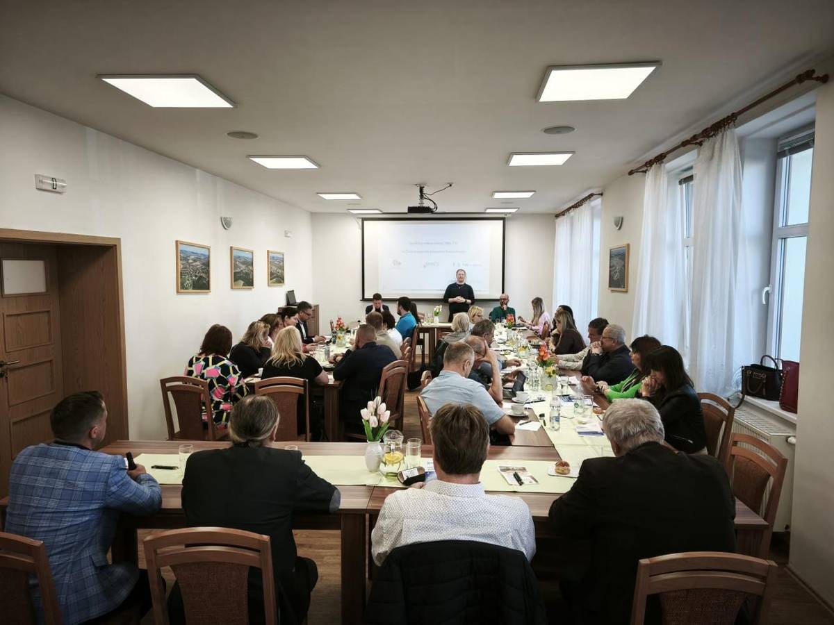 V pátek 17. dubna se v Radovesicích uskutečnilo pravidelné setkání Klubu starostů malých obcí z Litoměřicka.