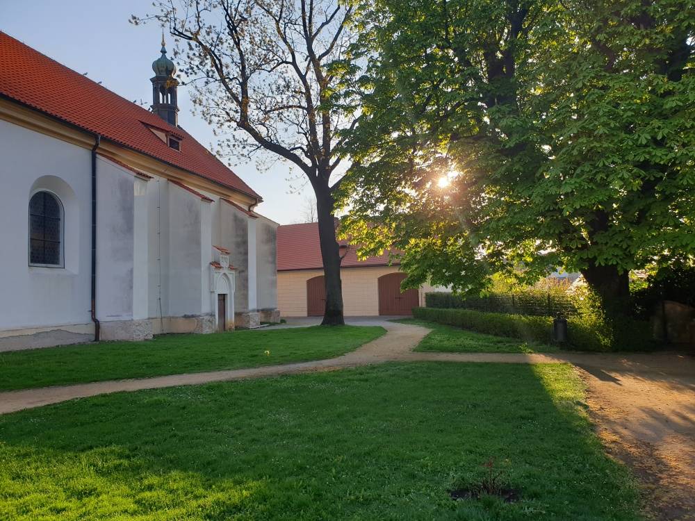 Vážení spoluobčané,   v pondělí 20. dubna začne postupná renovace mlatových cest v zámeckém parku.  Pohyb v těchto místech bude dočasně omezen.  Děkujeme za pochopení a respektování průběhu prací.