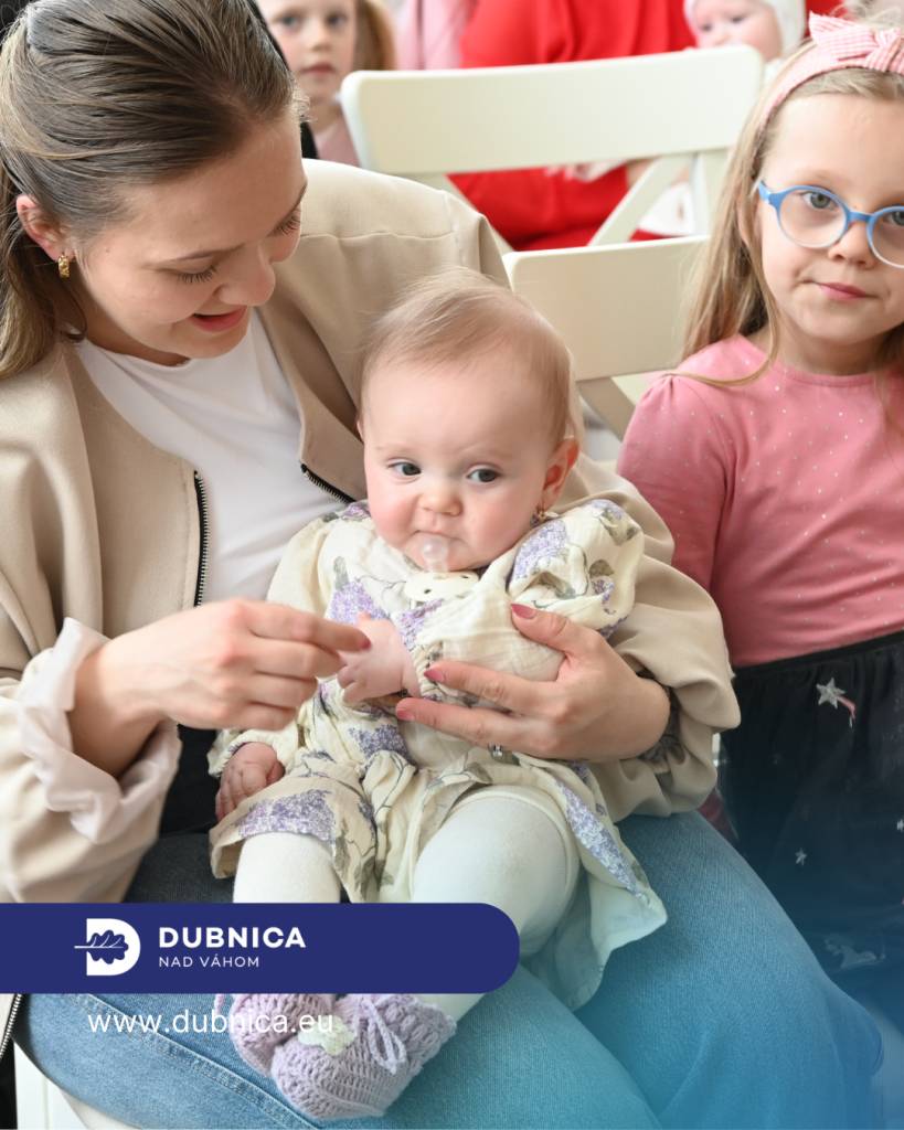 Slávnosť Vítanie občiankov je v našom meste už tradičným podujatím. Tentokrát sa táto milá udalosť uskutočnila 16. apríla v sobášnej sieni mestského úradu, kde sa stretli rodiny s najmenšími občiankami, aby sme ich spoločne privítali v našom meste.