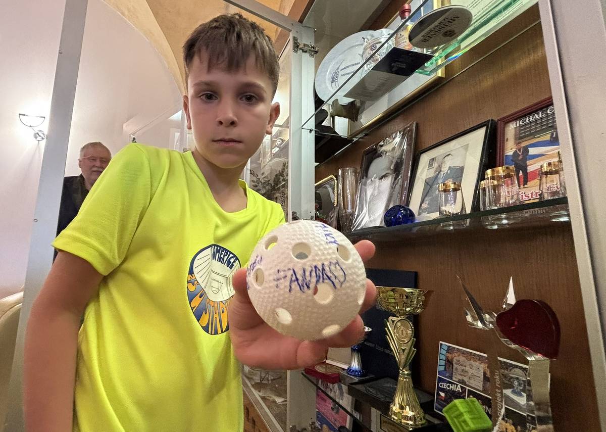 Čtvrté místo na „republice“. To je velký úspěch, jehož dosáhli žáci 5.B ze Základní školy U Stadionu v Litoměřicích.  Po triumfech v okresním i krajském kole poměřili síly s těmi nejlepšími z celého Česka a za konečný výsledek se rozhodně nemusejí stydět. „V průběhu celé soutěže jsme prohráli pouze dva zápasy, a to v semifinále a v boji o třetí místo na závěrečném turnaji. Oba navíc velice těsně. Děkuji klukům za jejich výkony, byli skvělí,“ uvedl zástupce ředitele Radek Pluhař, jenž z pozice učitele tělocviku tým trénoval. Za vzornou reprezentaci Litoměřic pozval úspěšné školáky na radnici starosta Radek Löwy, jenž florbalisty seznámil například s historií znaku, zástavy či barev města. Řeč se stočila i na oblíbenost dalších sportů a nechyběly ani dotazy na to, kdo je slávista či sparťan. „Republikové finále jsme si užili. Vypravili jsme speciální autobus pro celou třídu, a ti, kteří přímo nehráli, alespoň pořádně fandili a vytvořili našemu týmu skvělou atmosféru,“ dodala třídní učitelka Dana Bártová. Florbalisty ZŠ U Stadionu již brzy čeká konfrontace s týmy 6. a 7. tříd. „I tam máme několik dobrých hráčů. Věřím, že tým vhodně doplníme, a i nadále budeme velice silní,“ uzavřel Radek Pluhař. {gallery}02026/florbalisti_u_starosty{/gallery}