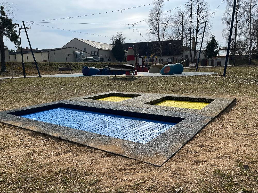 Město České Velenice pořídilo sestavu trampolín do země ve stávajícím parku moderních sportů.