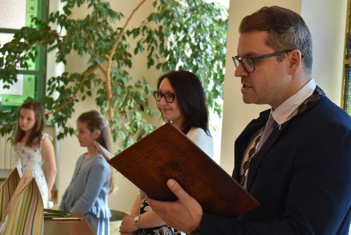 Deset dětí, které se staly novými občany Žatce v prvních měsících letošního roku, přivítal postupně dnes dopoledne v obřadní síni radnice starosta města Radim Laibl.