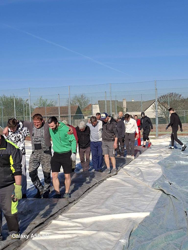 Po půl roce je hala zpět v garáži. Díky moc všem, kteří přiložili ruku k dílu i Josefu Šašinkovi za skvělý guláš. Právě díky tomu, že si dokážeme navzájem pomoct, halu nejen postavit, ale i rychle uklidit, a také díky podpoře fotovoltaiky, se nám daří držet ekonomiku provozu